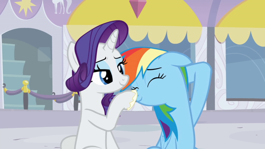 Cute moment between Rainbow Dash and Rarity